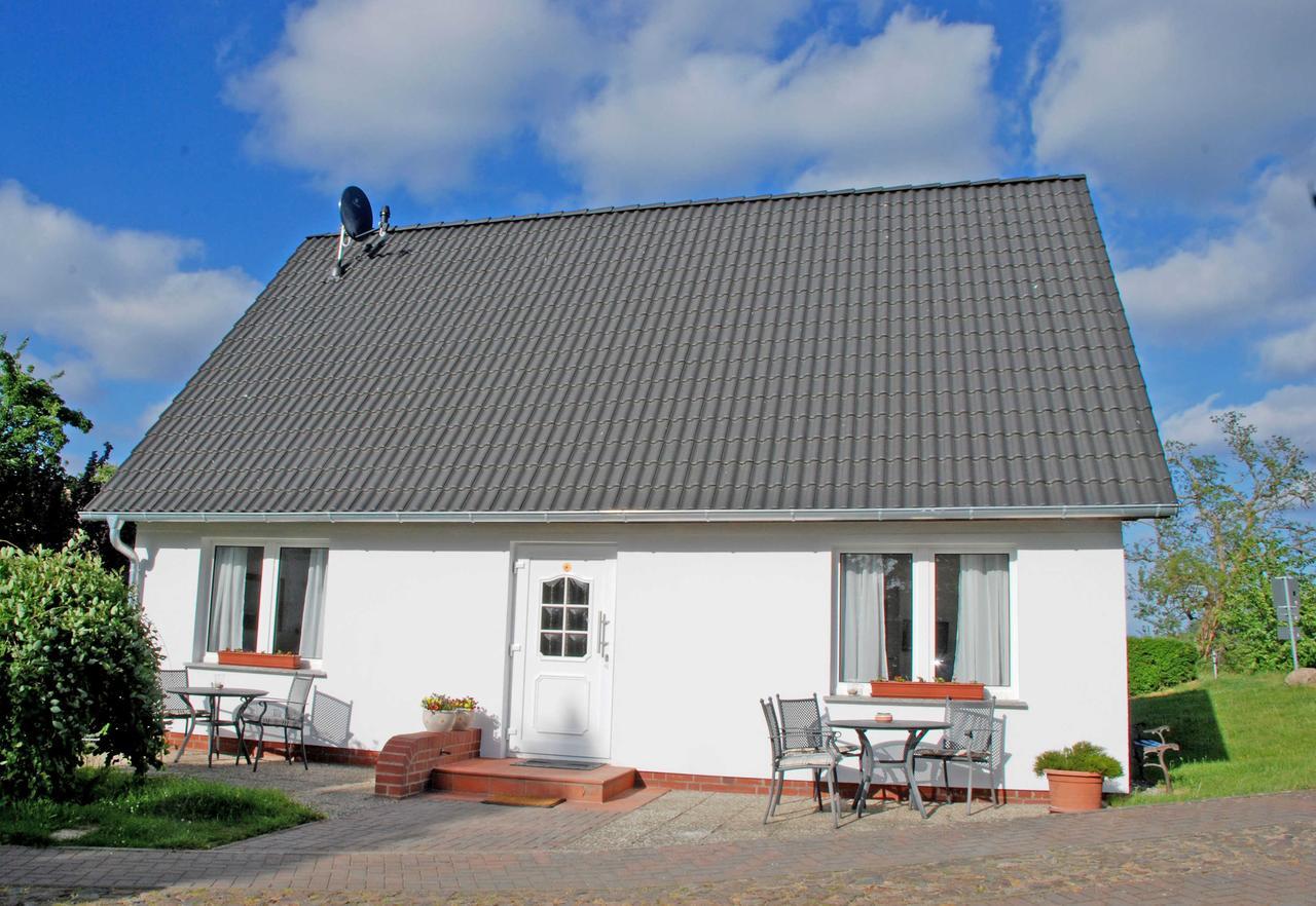 Ferienwohnungen Im Haus Am Deich Middelhagen Bagian luar foto